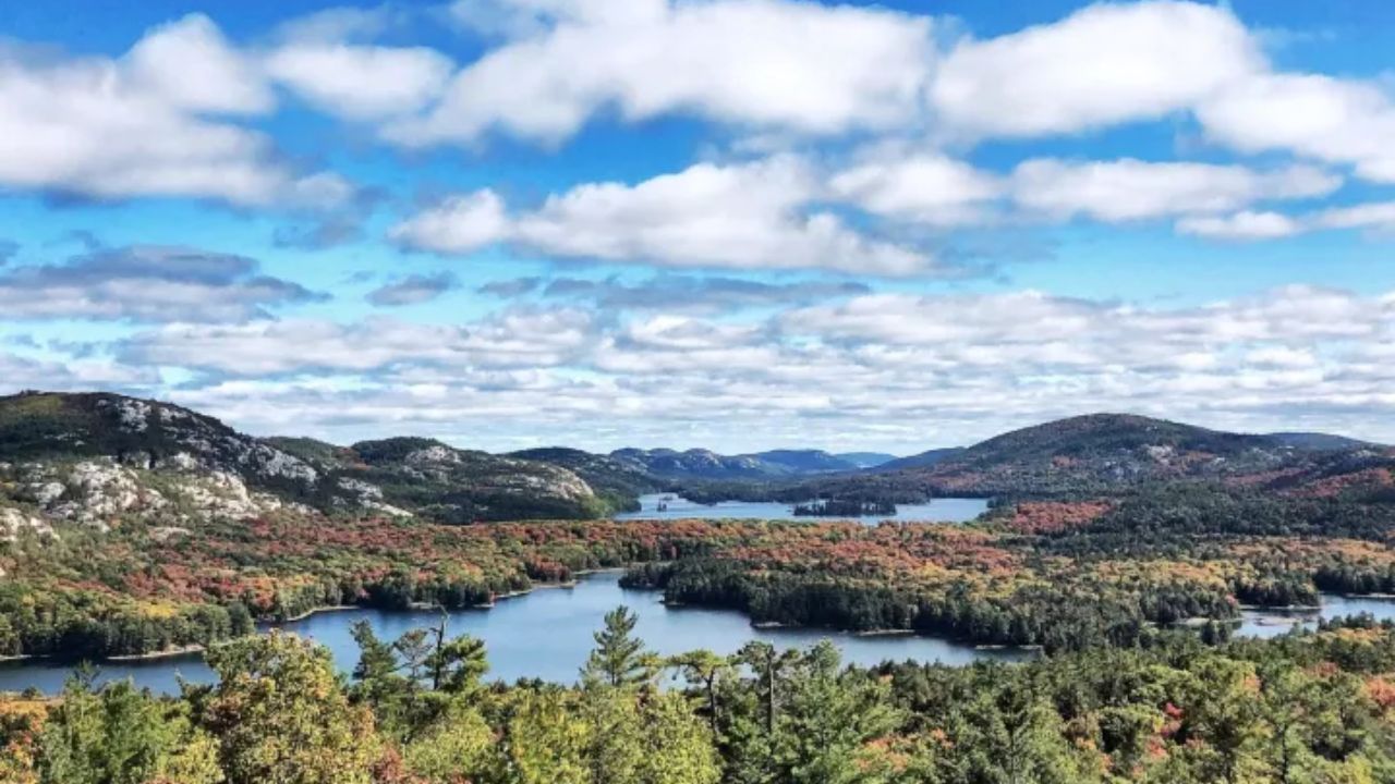 A wide panoramic view of “The Crack” trail in Killarney Provincial Park